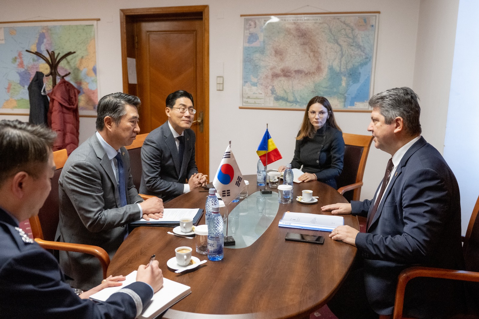 Întrevederea președintelui Comisiei pentru politică externă din Senatul României, Titus Corlățean, cu ambasadorul Republicii Coreea, Rim Kap-soo